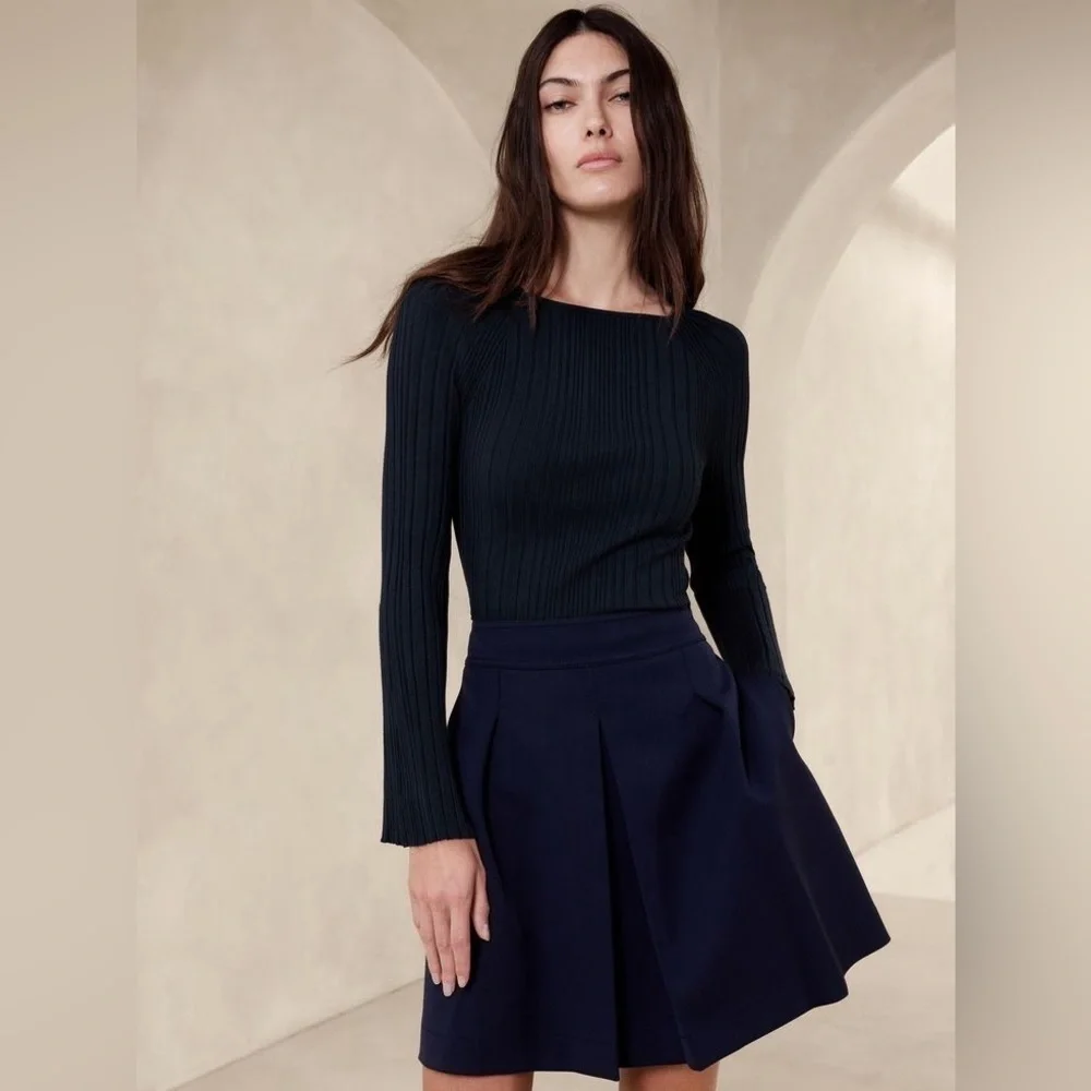 NWT! Banana Republic Navy Blue Trueno Pleated Skirt  - Size 4 🧉